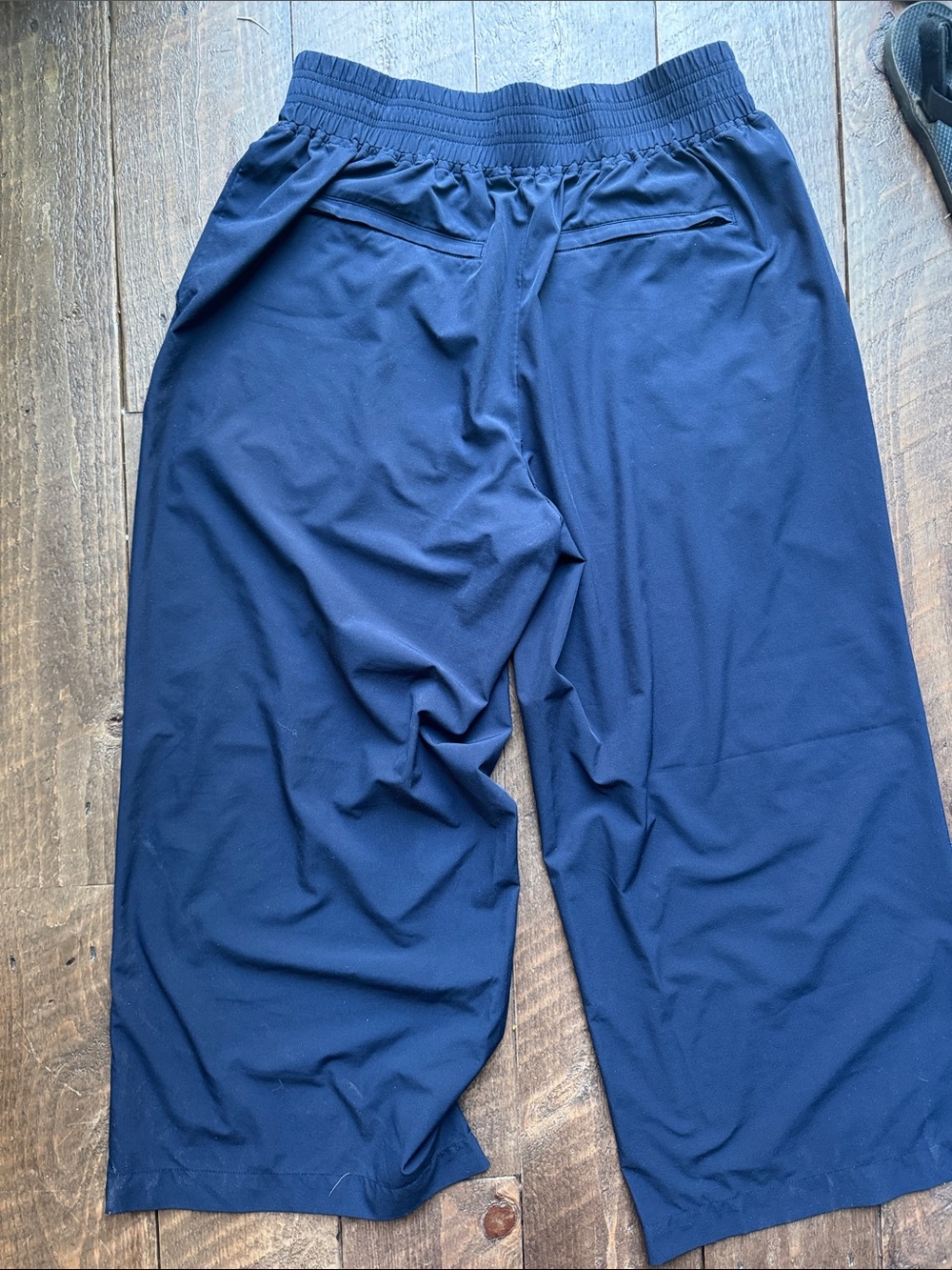Quince Navy Wide-Leg 23in inseam wide leg tech pant - Picture 3 of 8